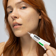 Une femme qui utilise le Gel ciblé imperfection 360 de Omy Laboratoires sur son visage.